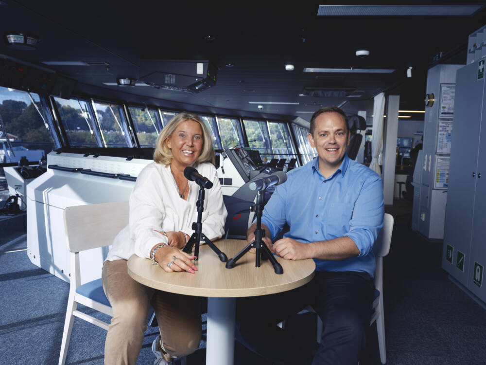 Gastgeber im neuen Videopodcast „Einmal ALLES, bitte! „Meer davon!“: Verlegerin Tanya Kumst und Denis Wiechert von TUI Cruises / ©Christian Barz