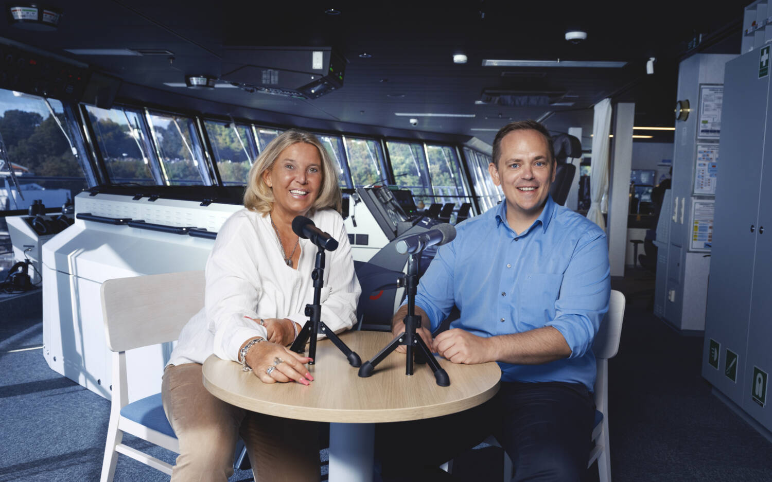 Gastgeber im neuen Videopodcast „Einmal ALLES, bitte! „Meer davon!“: Verlegerin Tanya Kumst und Denis Wiechert von TUI Cruises / ©Christian Barz