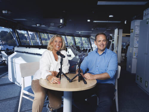 Gastgeber im neuen Videopodcast „Einmal ALLES, bitte! „Meer davon!“: Verlegerin Tanya Kumst und Denis Wiechert von TUI Cruises / ©Christian Barz