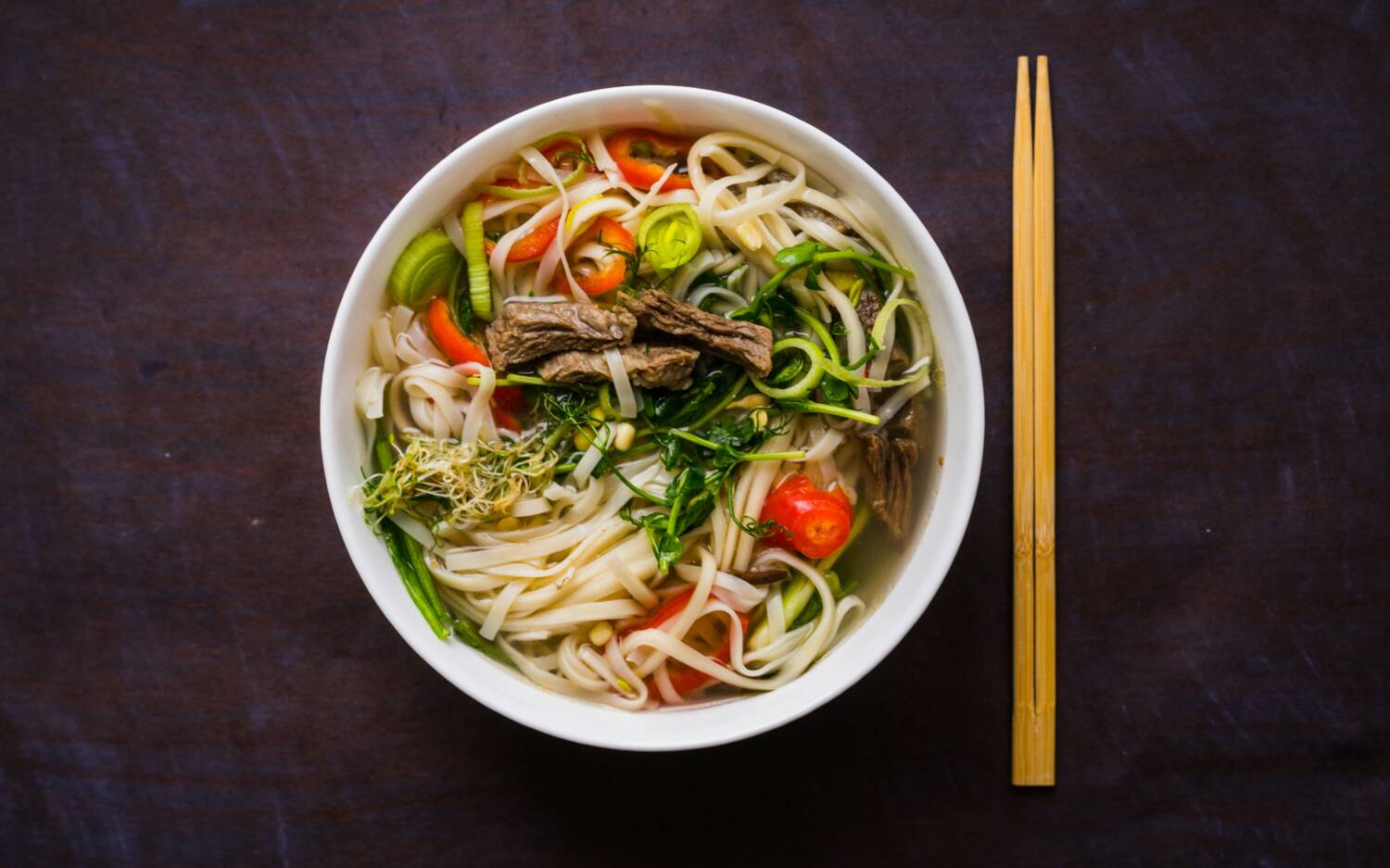Handgezogene Nudeln in würziger Brühe: Kimmi’s wärmt mit Soulfood / ©Unsplash /Kirill Tonkikh