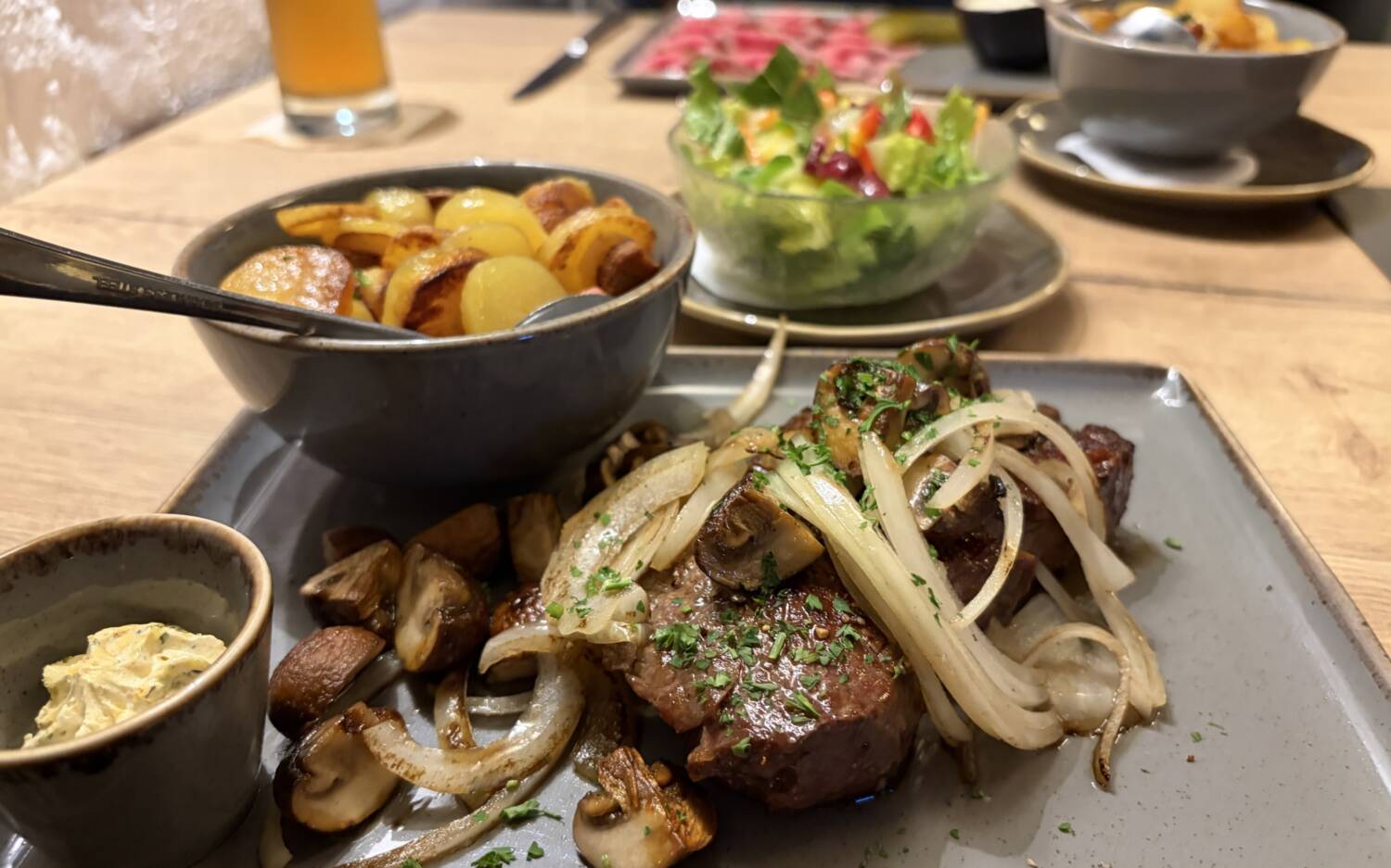 Herzhaft, deftig, genau richtig: saftiges Fleisch mit Röstkartoffeln, Zwiebeln und Pilzen / ©Michael Hein