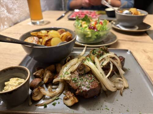 Herzhaft, deftig, genau richtig: saftiges Fleisch mit Röstkartoffeln, Zwiebeln und Pilzen / ©Michael Hein