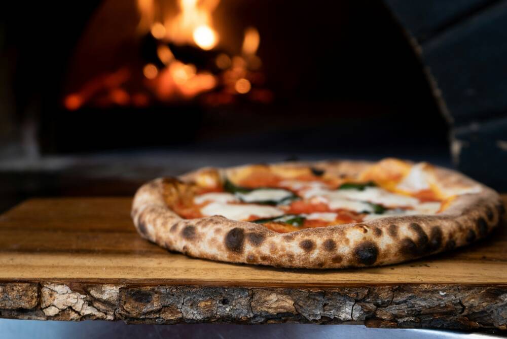 Im Oktober gibt es während der True Italien Pizza Week besondere Pizza-Kreationen bei teilnehmenden Pizzerien Hamburgs / ©Unsplash/Nik Owens