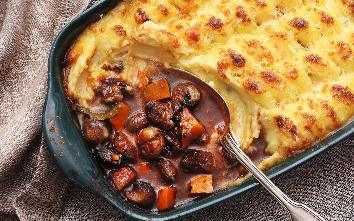 In seinem neuen Kochbuch stellt Johann Lafer auch herbstliche Familienrezepte vor: ein Widlschwein-Shepards Pie mit Kürbis und Maronen / ©