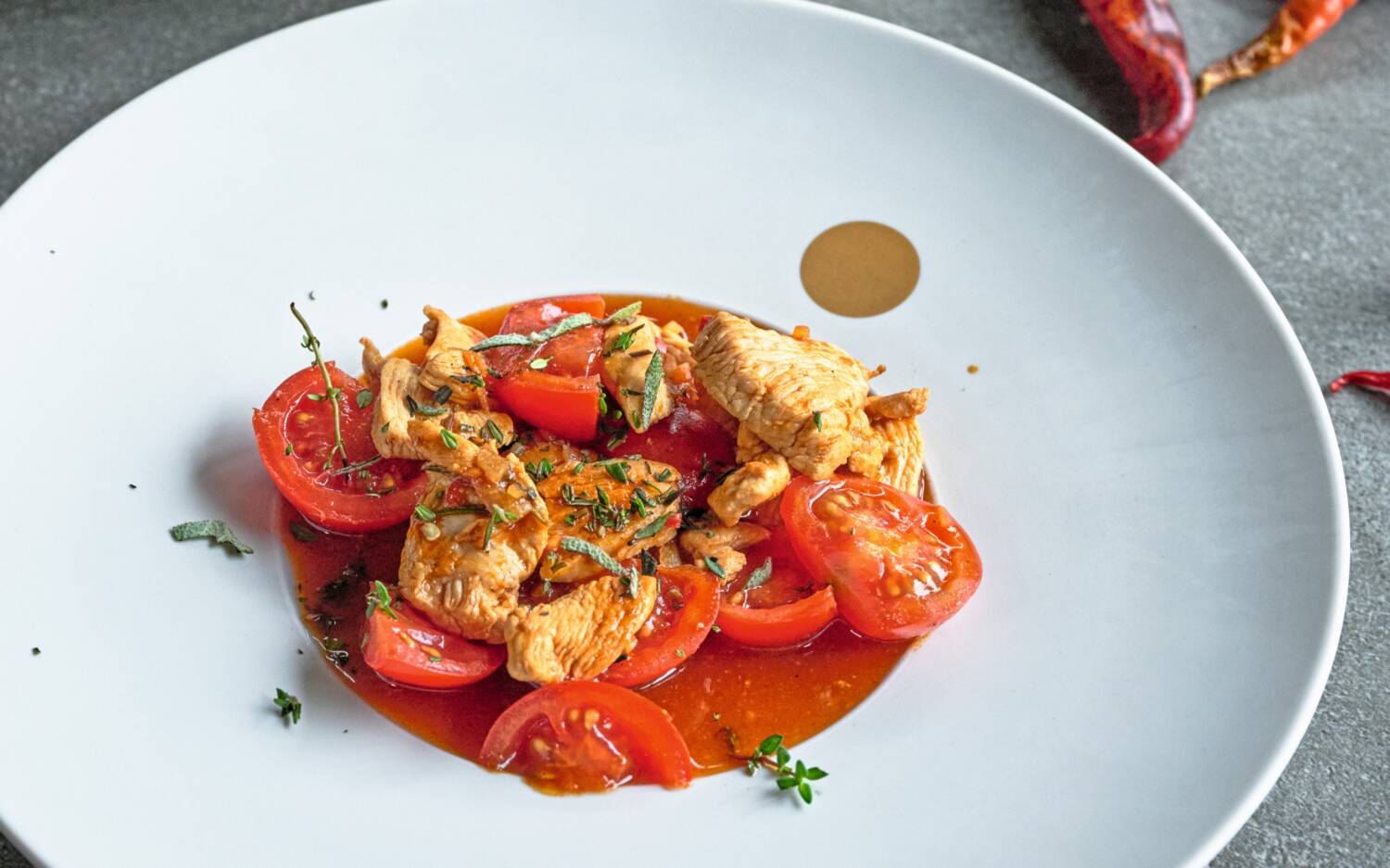 In seinem neuesten Kochbuch widmet sich TV-Koch Rainer Sass schnellen Rezepten. Sein Favorit: scharfes Huhn mit Tomaten / ©Gräfe und Unzer Verlag / Frank von Wieding