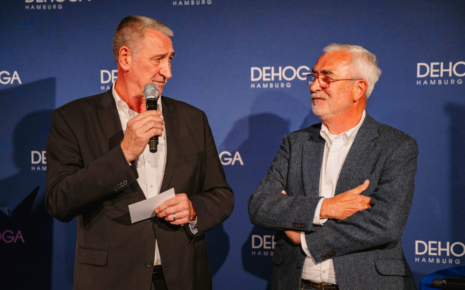 Jens Stacklies, Vizepräsident des Dehoga Hamburg (l.) begrüßte gemeinsam mit Präsident Bernd auf der Heide rund 200 Gäste / ©Jan Wagner, Brandmeister Photography