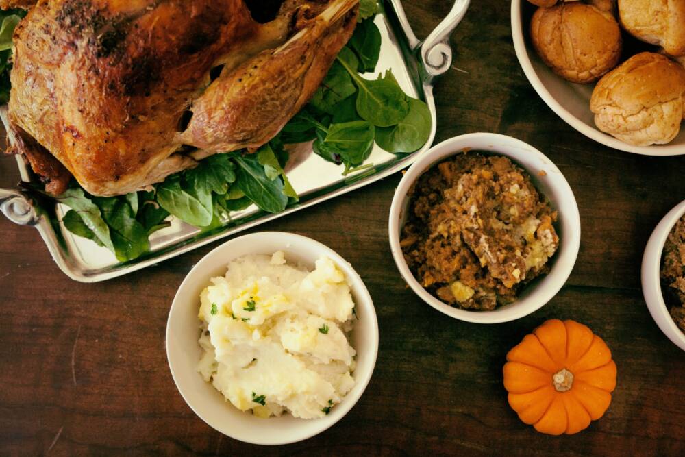 Klassisches Thanksgiving-Dinner in der Gastronomie „Nach Amerika“ der BallinStadt mit Truthahn-Braten, Süßkartoffelmus und Apple-Pie / ©Megan Watson/Unsplash