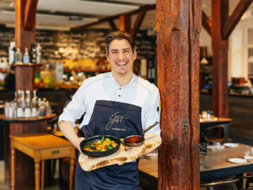 Kopf hinter der Gutsküche: Mathias Gfrörer setzt in seinem Restaurant auf das Farm-to-Table-Prinzip / ©Julia Schumacher