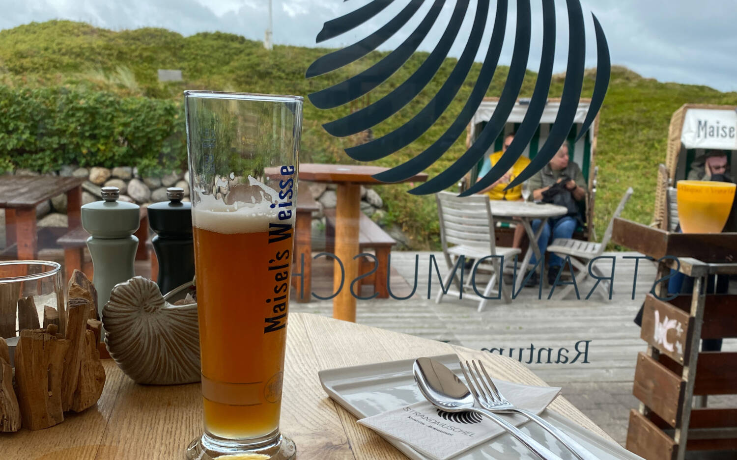 Kühles Weißbier, draußen die Dünen / ©Jens Dorendorf