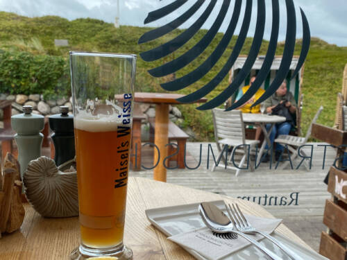 Kühles Weißbier, draußen die Dünen / ©Jens Dorendorf