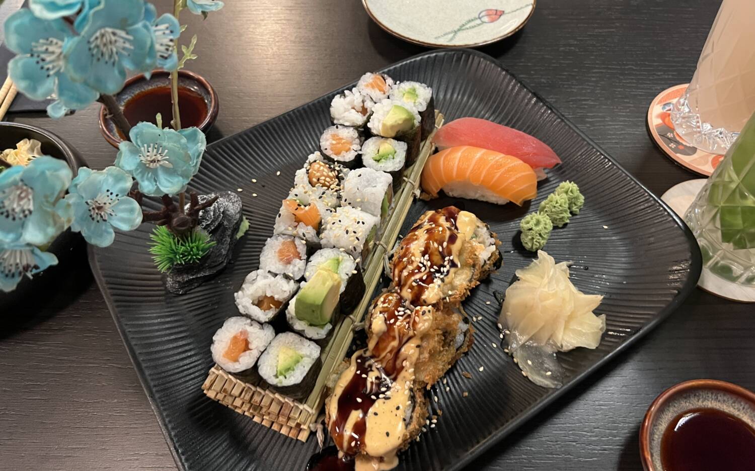 Maki, Nigiri und frittiertes Sushi  bringen ordentlich Abwechslung auf die Platte / ©Paula Rieck