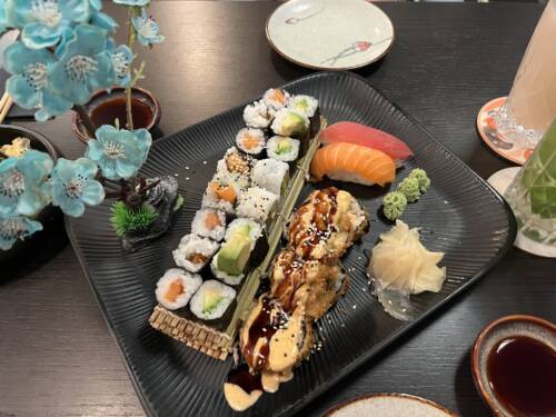 Maki, Nigiri und frittiertes Sushi  bringen ordentlich Abwechslung auf die Platte / ©Paula Rieck