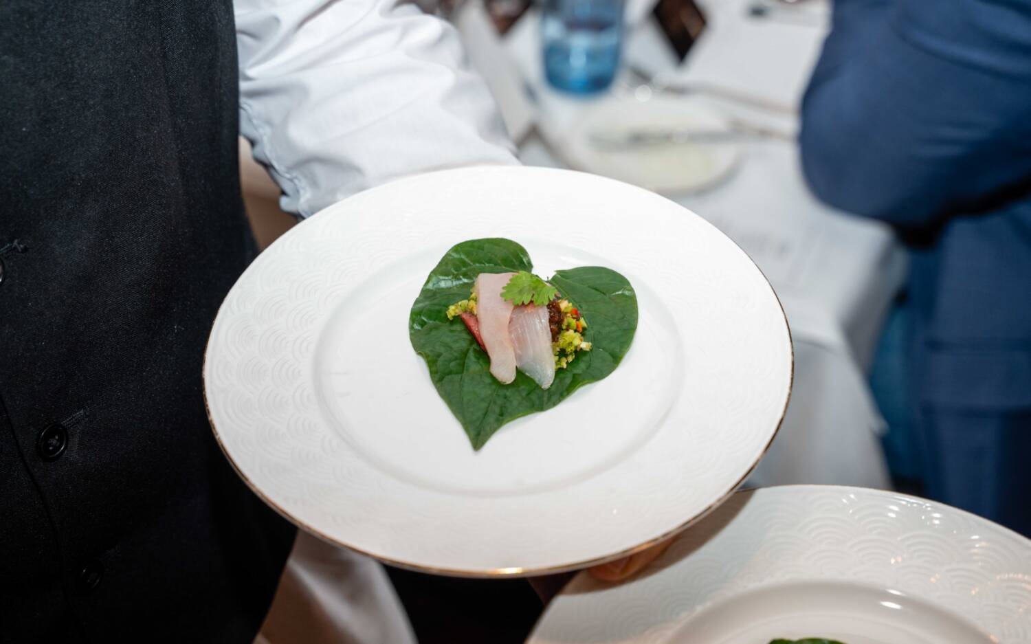 Mit einem Miang Kham mit Dry-Aged-Hamachi, Betelblatt und Grapefruit begeisterte das Jing Jing beim Zwischengang / ©SZENE STUDIOS