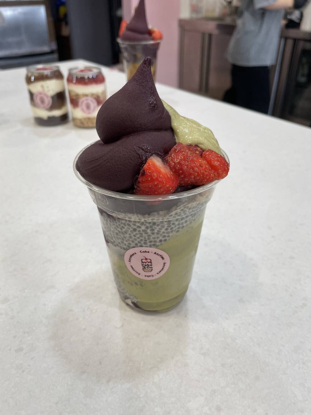Neben handgemachten Schichtkuchen werden auch Açai Bowls zum Mitnehmen angeboten / ©Alina Fedorova