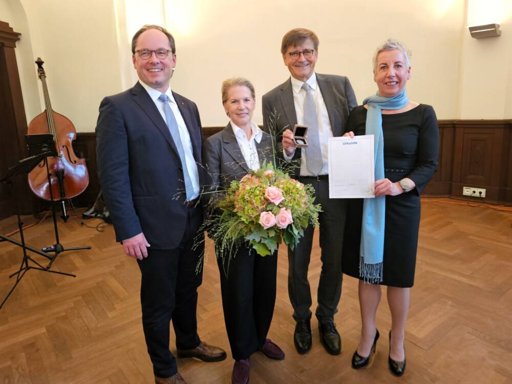 Prof. Dr. med. Phillippe Stock, Cornelia Poletto, Kay Jacobsen und Christiane Dienhold (v.l.n.r.) nach dem Überreichen der Sanitätsrat-Grüneberg-Medaille / © Altonaer Kinderkrankenhaus