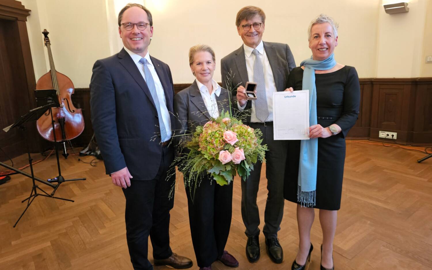 Prof. Dr. med. Phillippe Stock, Cornelia Poletto, Kay Jacobsen und Christiane Dienhold (v.l.n.r.) nach dem Überreichen der Sanitätsrat-Grüneberg-Medaille / © Altonaer Kinderkrankenhaus
