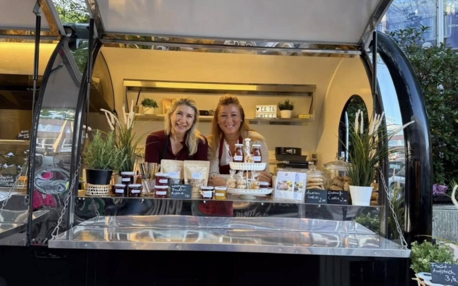 Silviya Tophanedzhioglu (l.) und Carolin Bremer-Meissner eröffnen mit Eat’n’Sweet ein Pop-up-Café in Eimsbüttel / © Eat'n'Sweet