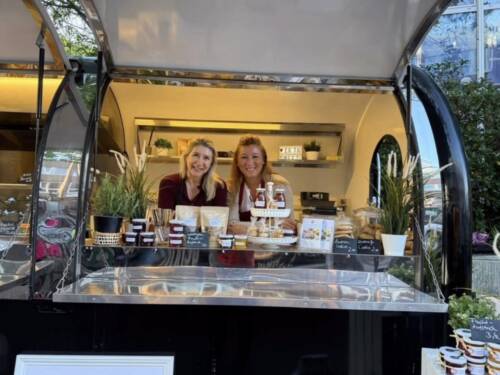 Silviya Tophanedzhioglu (l.) und Carolin Bremer-Meissner eröffnen mit Eat’n’Sweet ein Pop-up-Café in Eimsbüttel / © Eat'n'Sweet