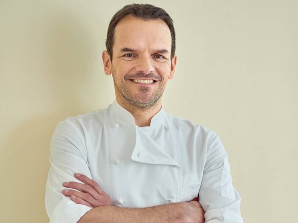 Steffen Henssler hat mit „Best of Pasta Noodles Nudeln“ ein Kochbuch rund um die Vielfalt von Pasta und Nudelgerichten veröffentlicht. / ©Gräfe und Unzer Verlag/Frank von Wieding