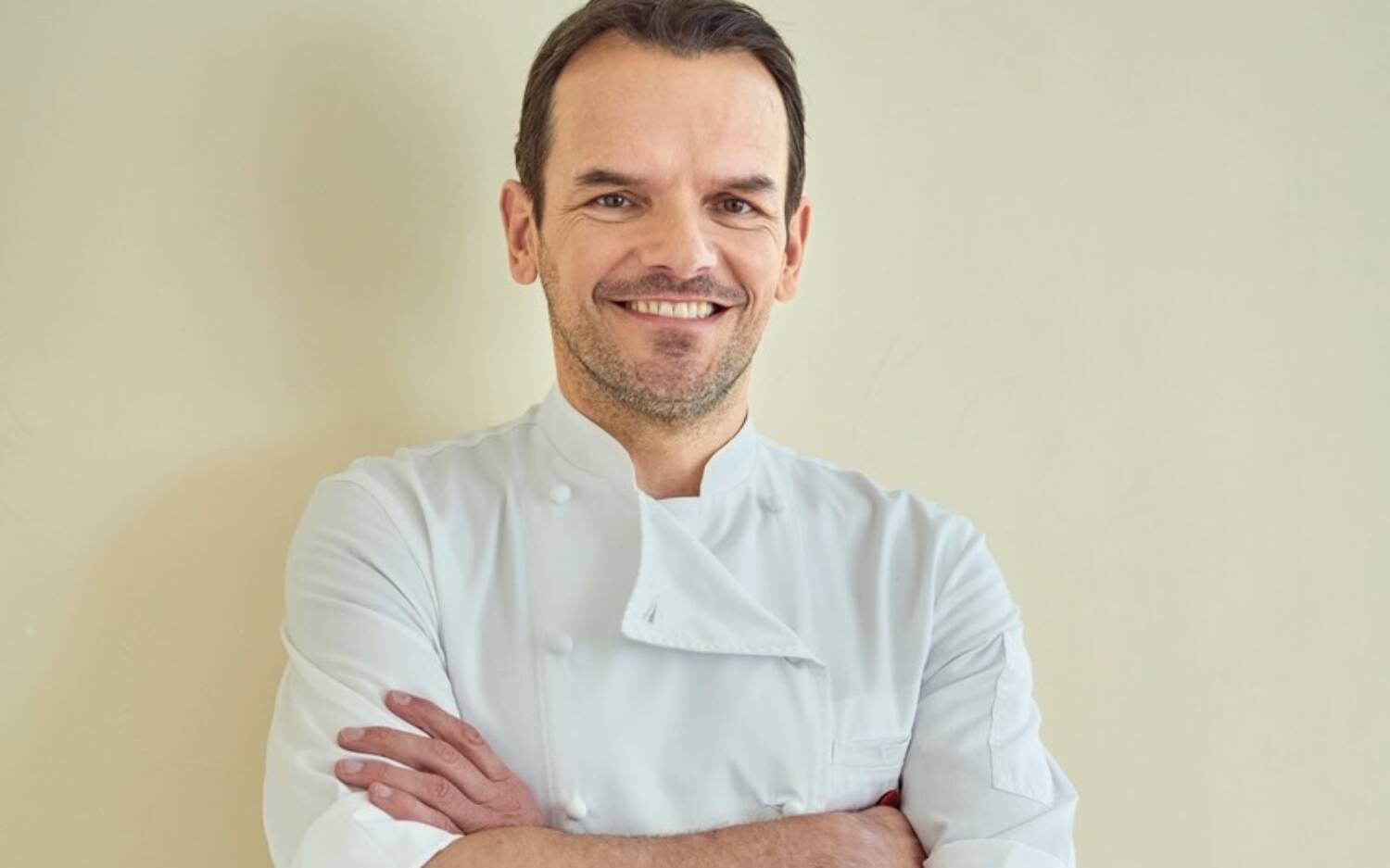 Steffen Henssler hat mit „Best of Pasta Noodles Nudeln“ ein Kochbuch rund um die Vielfalt von Pasta und Nudelgerichten veröffentlicht. / ©Gräfe und Unzer Verlag/Frank von Wieding