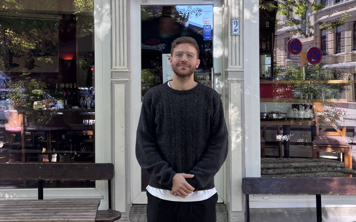 Stolz steht der neue Pächter (Nicolas Reissig) des Café Olés vor seinem neuen Lokal / ©Café Olé