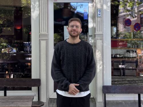 Stolz steht der neue Pächter (Nicolas Reissig) des Café Olés vor seinem neuen Lokal / ©Café Olé