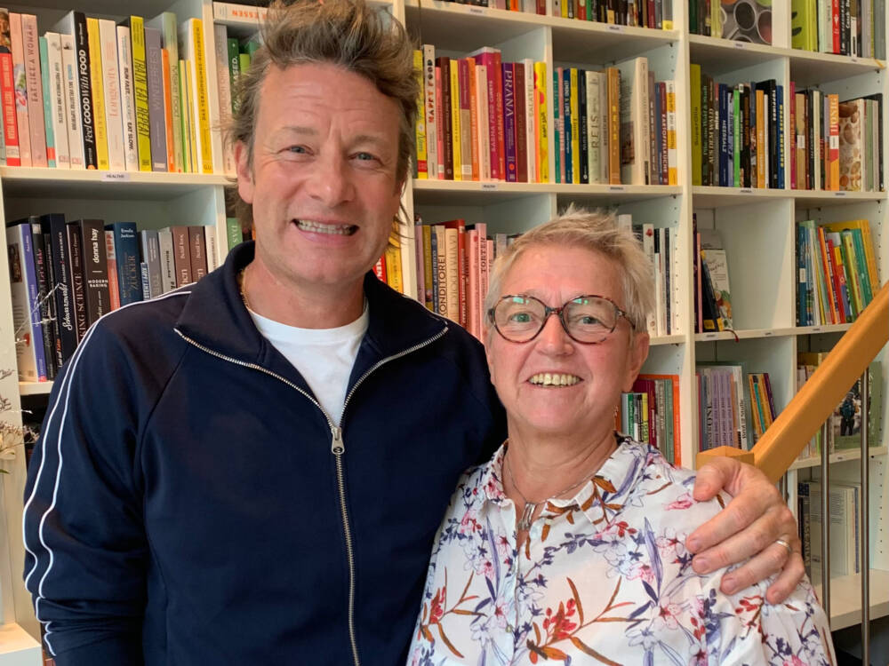 Unsere Autorin Marlies Fischer hat Jamie Oliver im Kochbuchkontor getroffen / ©privat