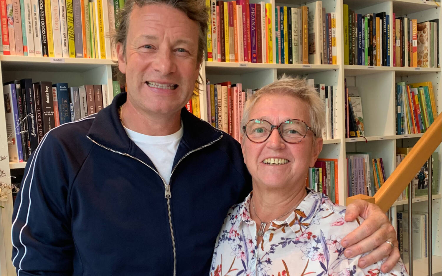 Unsere Autorin Marlies Fischer hat Jamie Oliver im Kochbuchkontor getroffen / ©privat