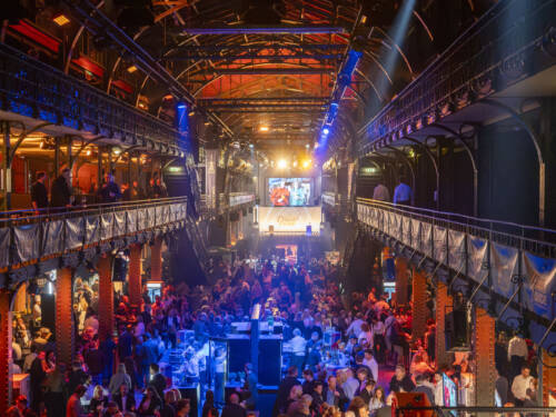 Viele Gäste und viel Stimmung: Der Genuss-Creator Award findet in der Fischauktionshalle statt / ©Jan-Ramsus Lippels