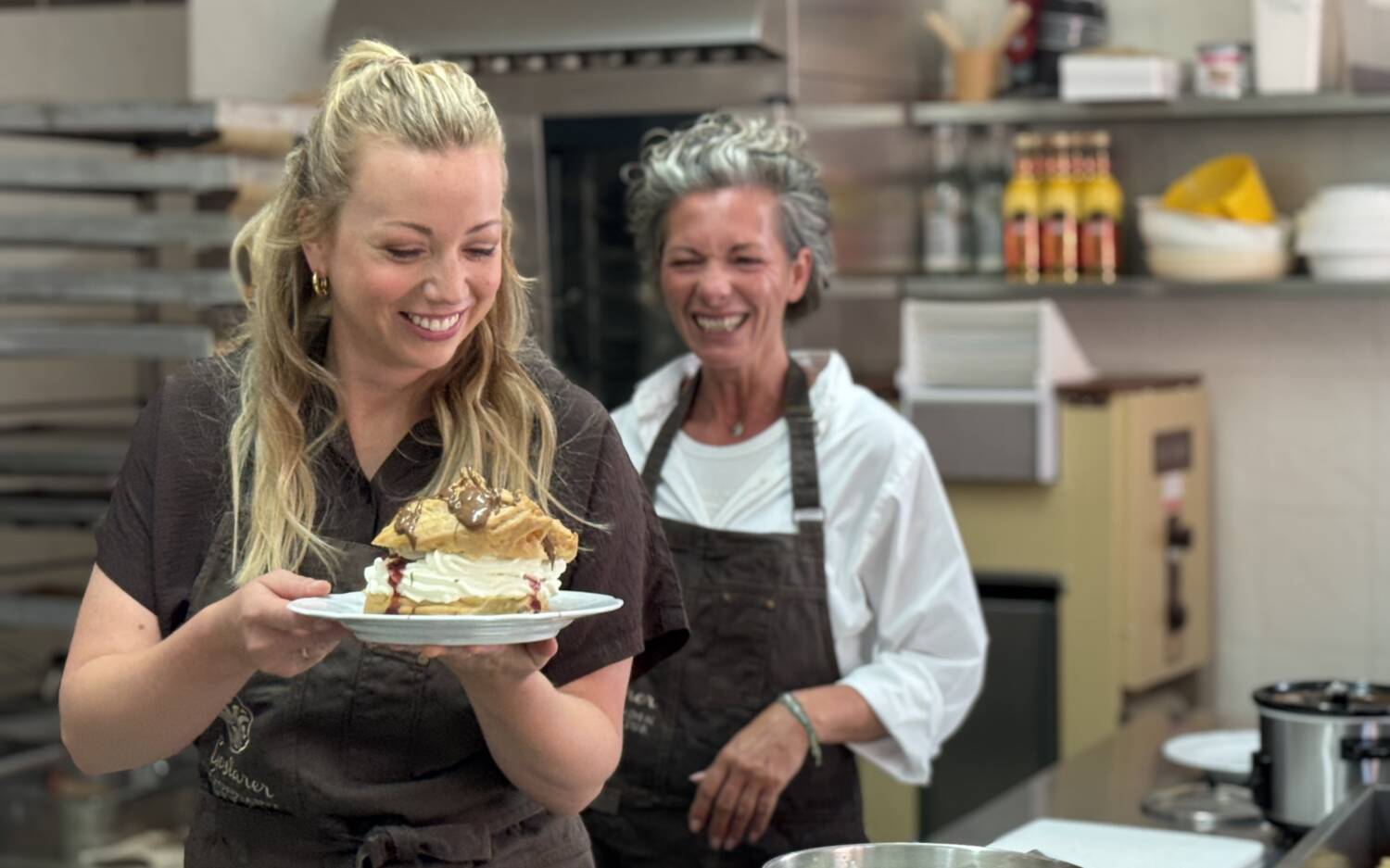 Zora Klipp bereitet gemeinsam mit Sandy Hoffmeister im „Café am Markt“ einen Riesenwindbeutel zu / © Klara Dieckmann