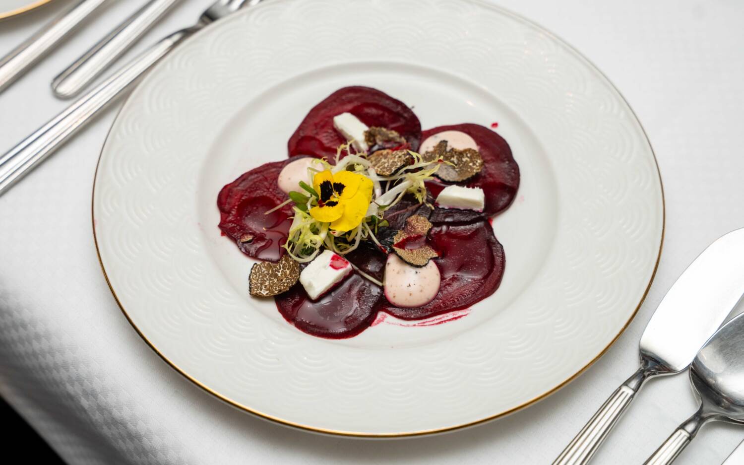 Zur Vorspeise servierte das Fischereihafen Restaurant ein Rote-Bete-Carpaccio mit Trüffelvinaigrette und Ziegenfrischkäse / ©SZENE STUDIOS